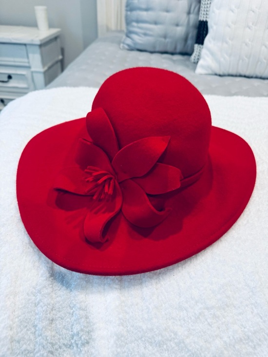 Amanda Smith Accessories - Amanda Smith Red Wide-Brim Hat with Flower Accent 💯 wool